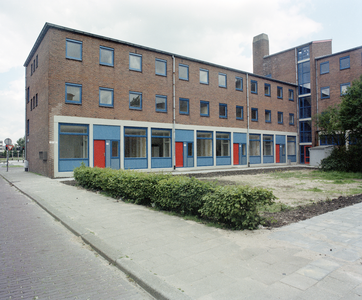 118354 Gezicht op de huizen Samuel Mullerstraat 101-107 te Utrecht in het tot jongerenhuisvesting verbouwde voormalige ...